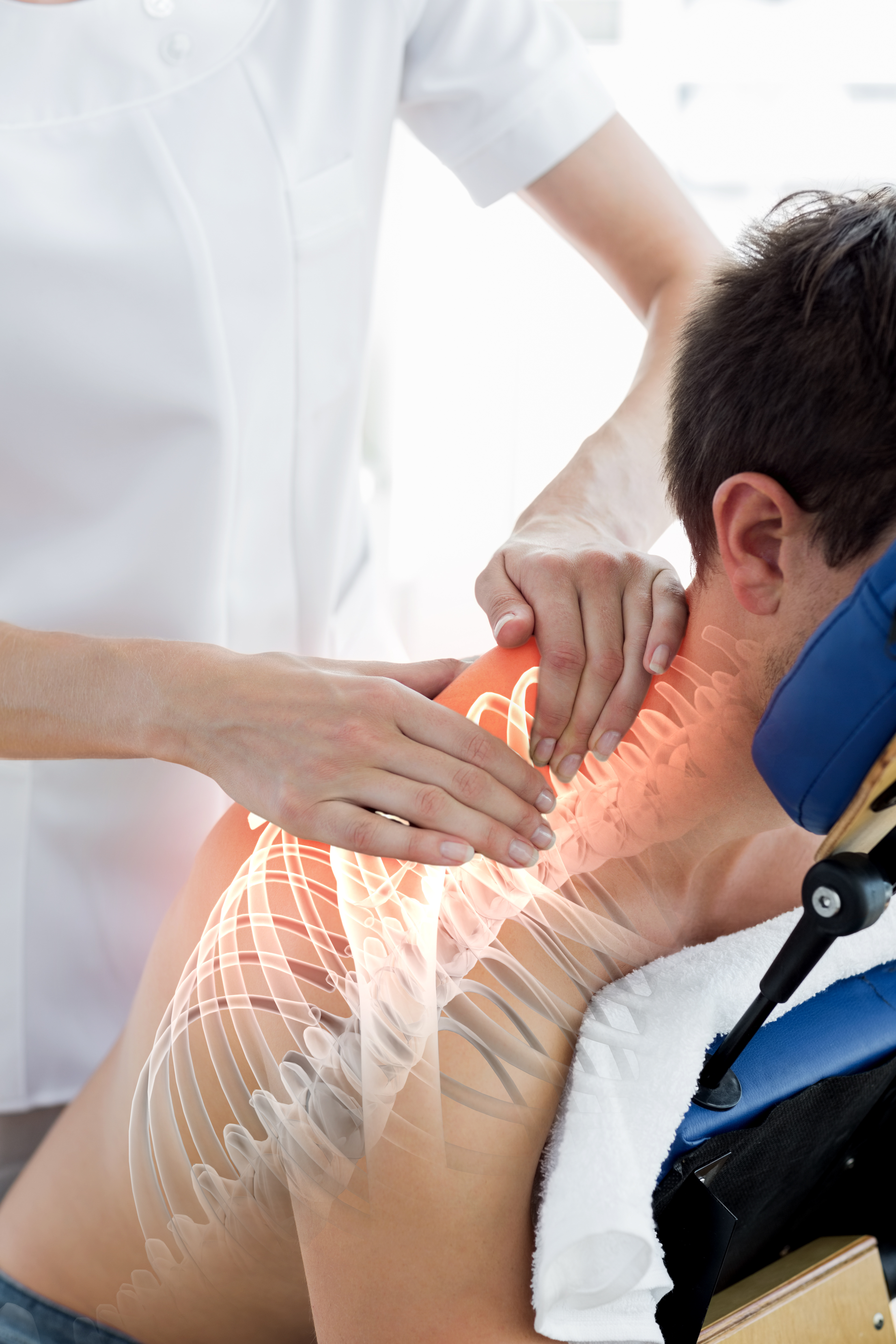 Fisioterapeuta trabajando cervicales