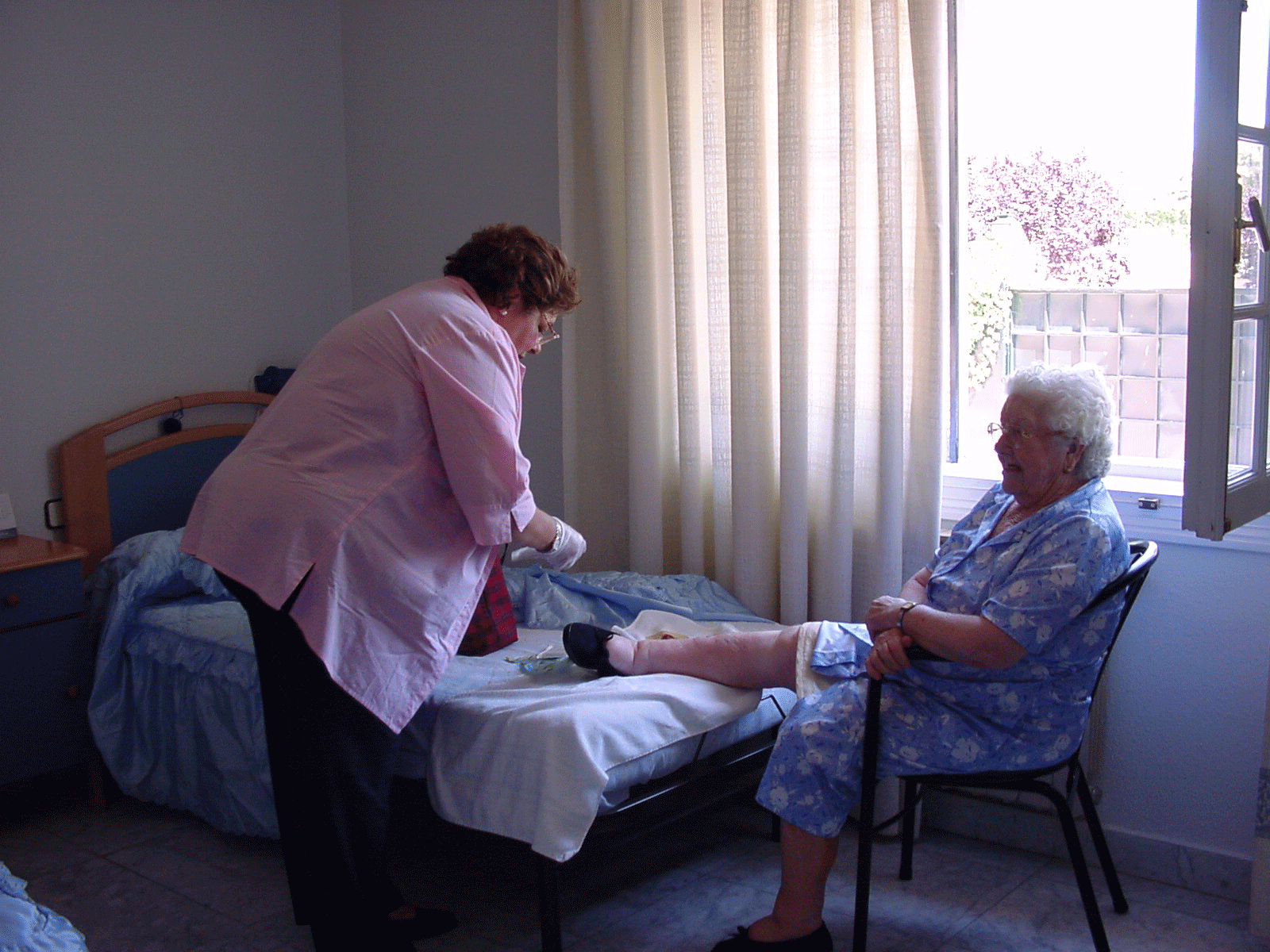 Enfermera atendiendo a una anciana