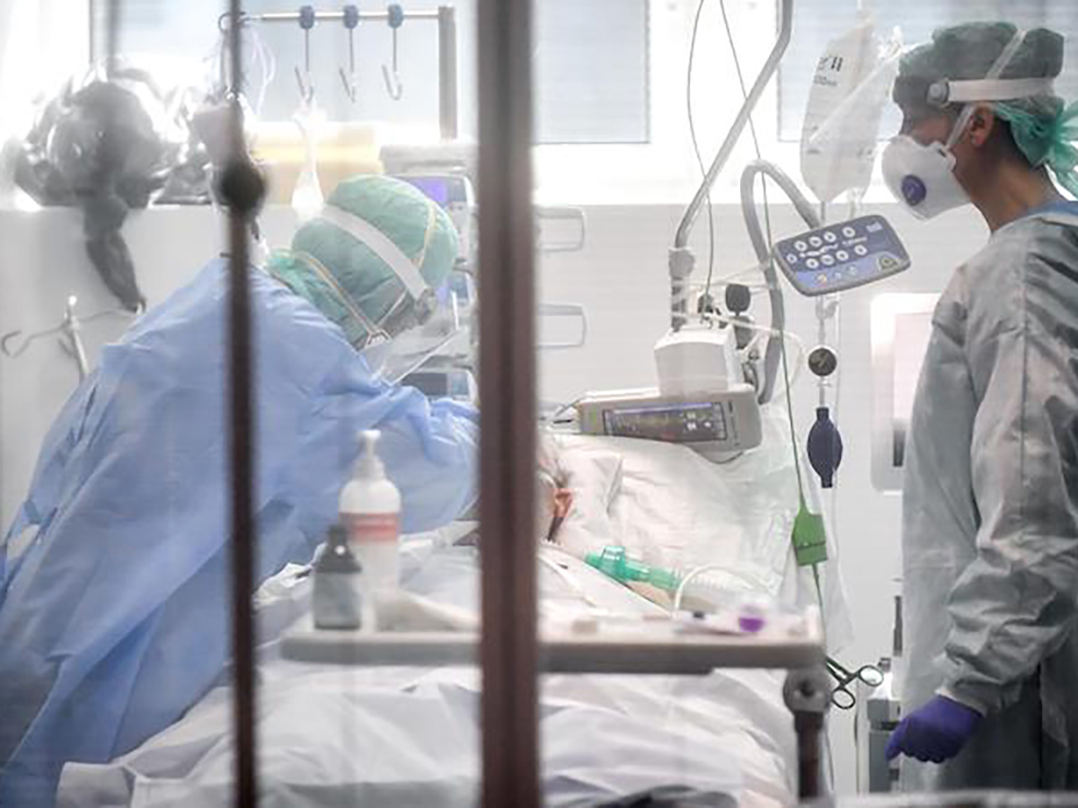Enfermeras atienden a un paciente que sufre COVID-19