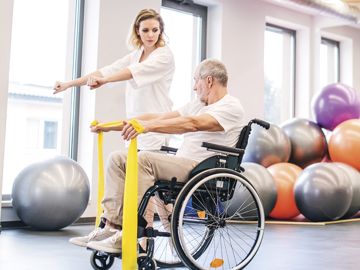 Fisioterapeuta en rehabilitación con paciente