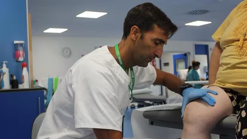 Fisioterapeuta de SATSE con paciente