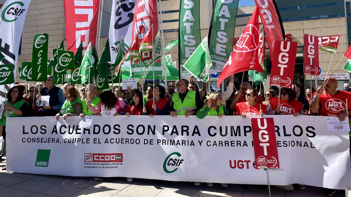 Manifestación frente al Hospital San Cecilio de Granada.