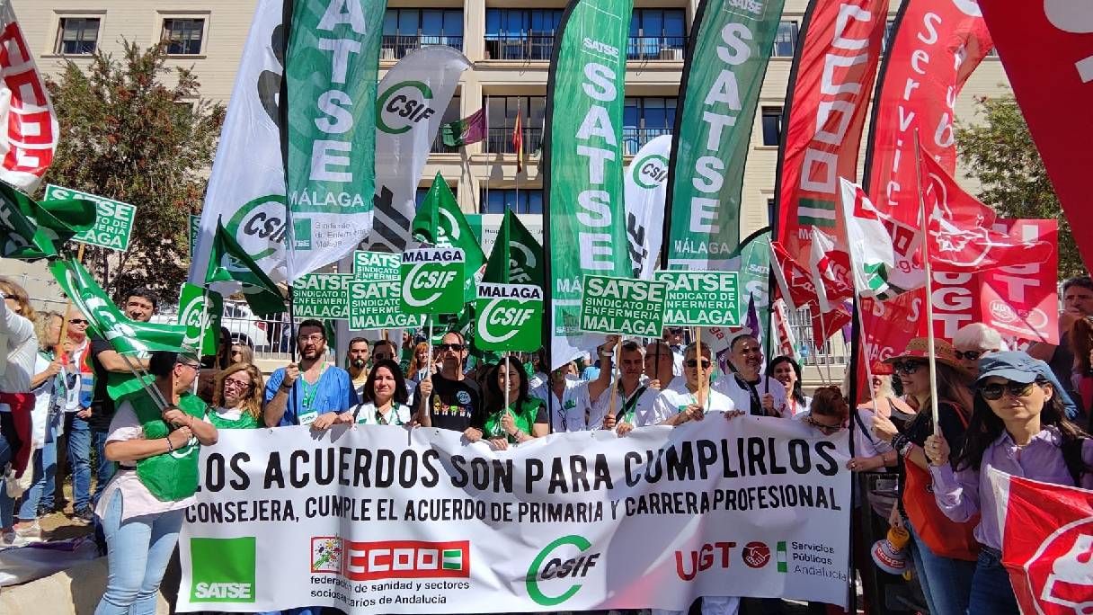 Los sindicatos protestan frente al Hospital Regional de Málaga.