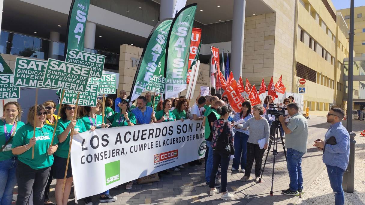 Concentración en el Hospital Torrecárdenas, en Almería.