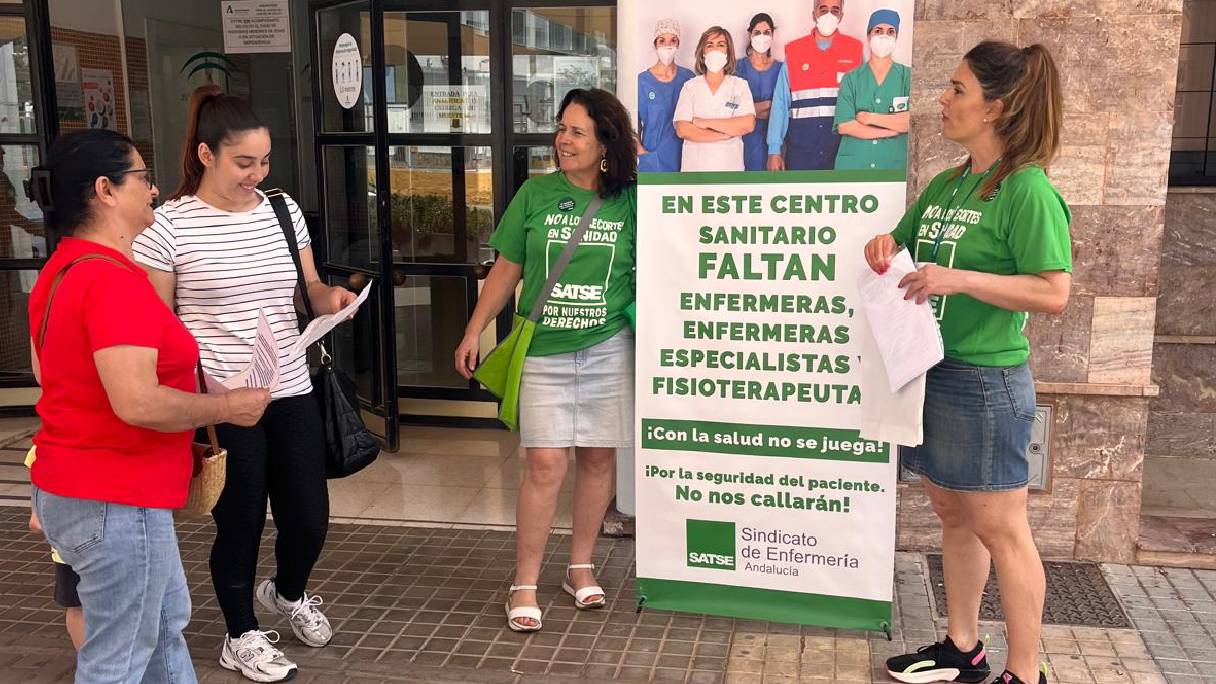 Campaña informativa de SATSE Almería para informar a los usuarios sobre las consecuencias de la falta de personal en el SAS.