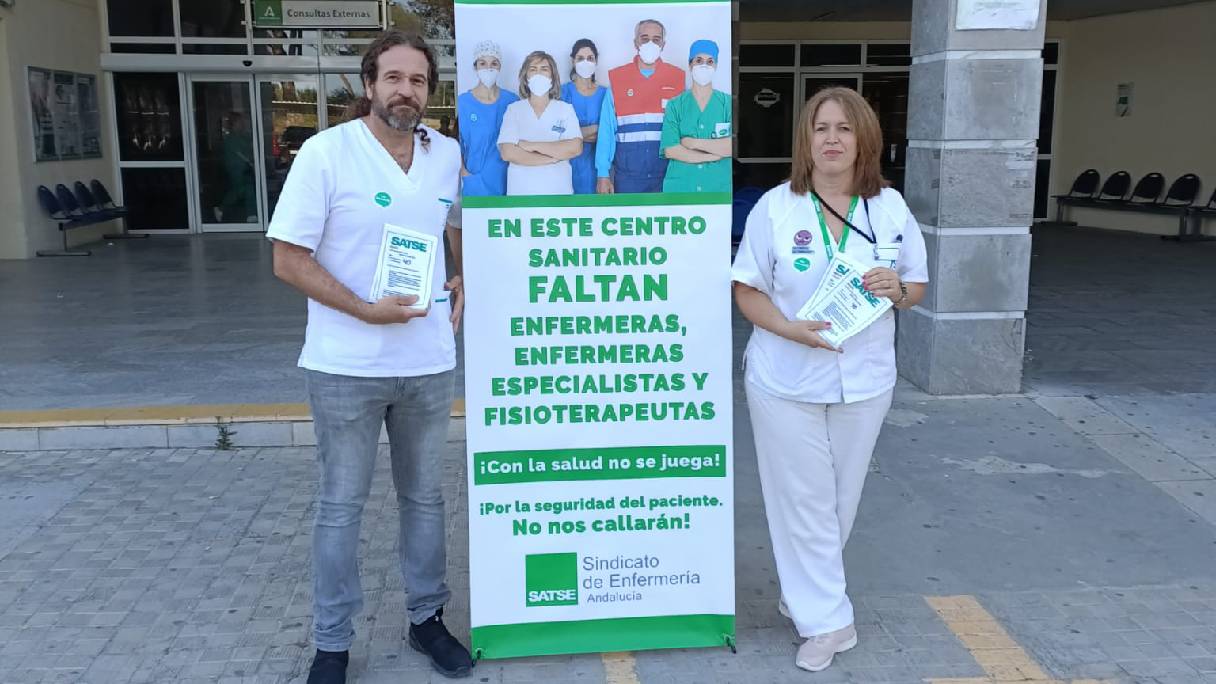 En Cádiz, delegados sindicales de SATSE informando a los usuarios del SAS de las consecuencias de la falta de personal.