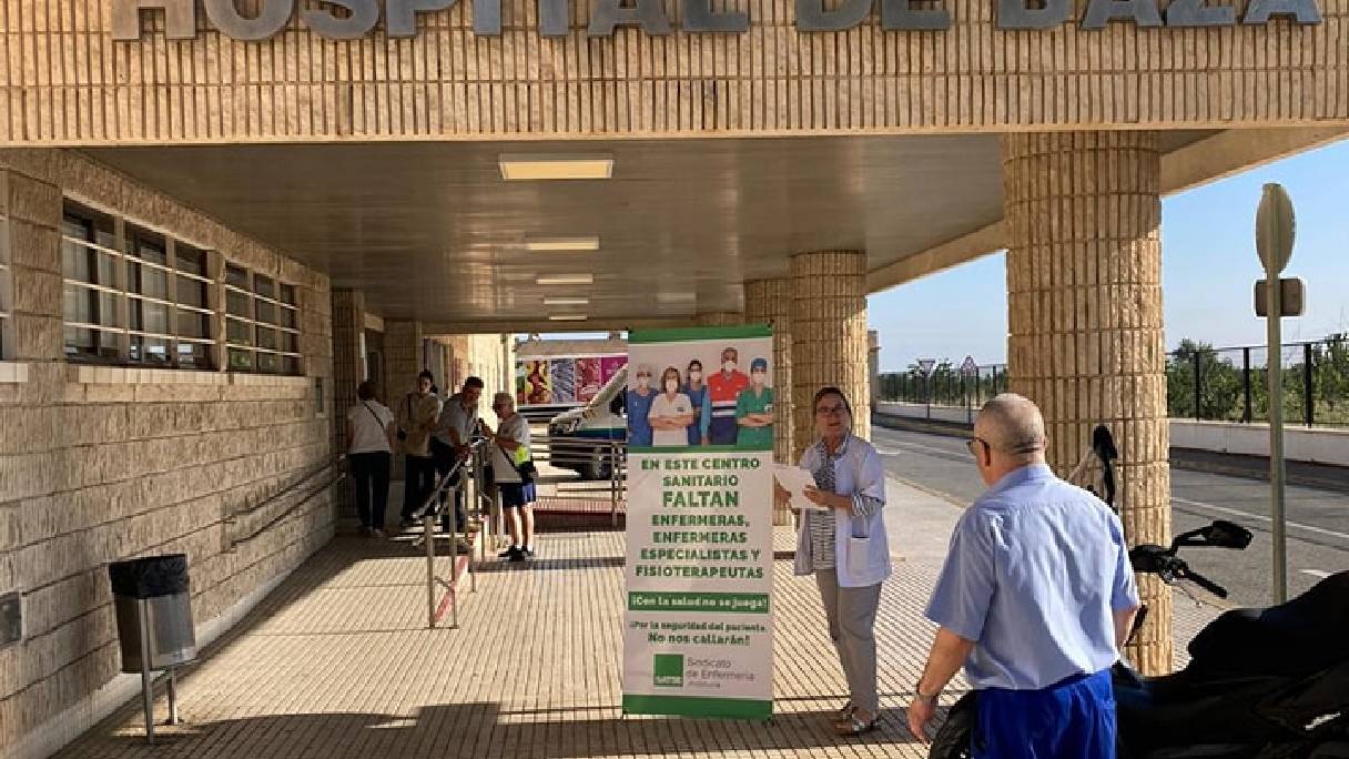 En el Hospital de Baza, compañeros de SATSE informando a los usuarios sobre las consecuencias de la falta de personal.