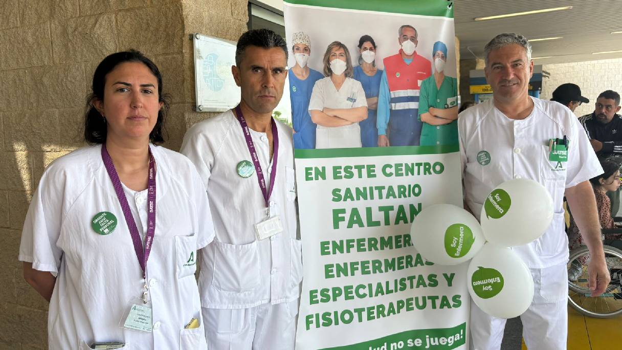 Delegados sindicales de SATSE Huelva informan sobre las consecuencias de los recortes.