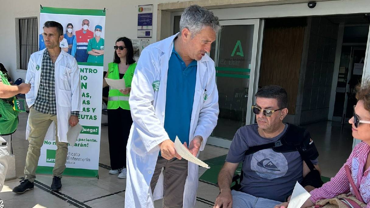 SATSE Huelva informando a los usuarios sobre las consecuencias de la falta de personal sanitario.