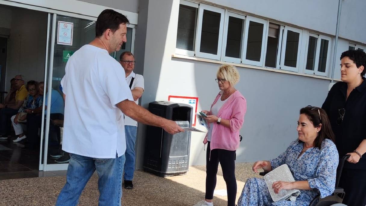 SATSE Málaga informa a los usuarios del hospital Virgen de la Victoria sobre la campaña.