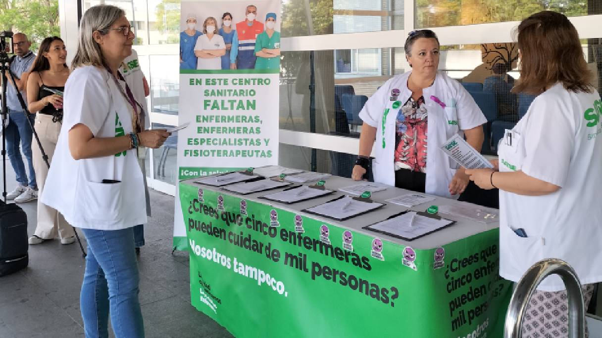 Delegados sindicales de SATSE Sevilla informan sobre las consecuencias de los recortes.