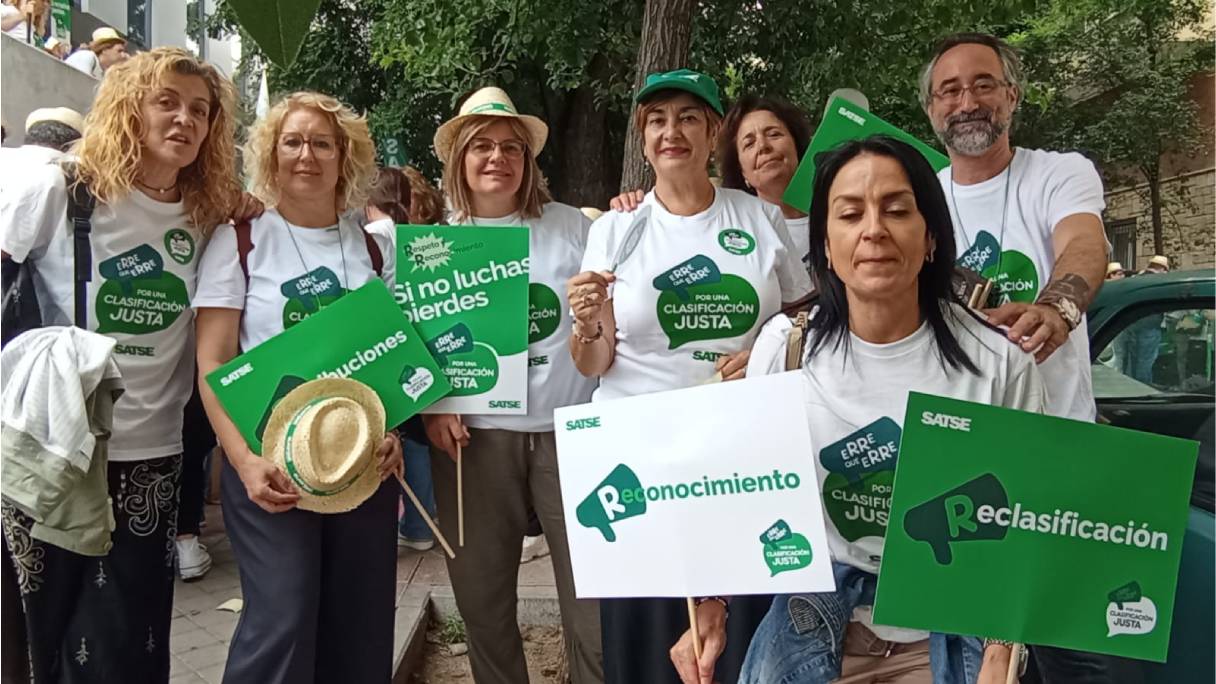 La secretaria de Acción de Sindical de SATSE Andalucía, Rosa Elena García, y demás representantes andaluces, en la protesta celebrada en Madrid. 