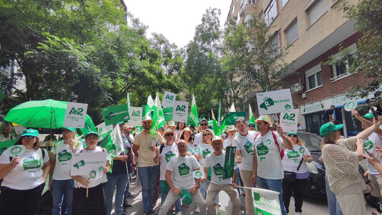 Enfermeros andaluces se suman a la concentración en Madrid para pedir al Gobierno una clasificación justa para la profesión.