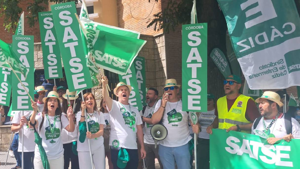 Representantes de SATSE Córdoba y Cádiz en la concentración. 