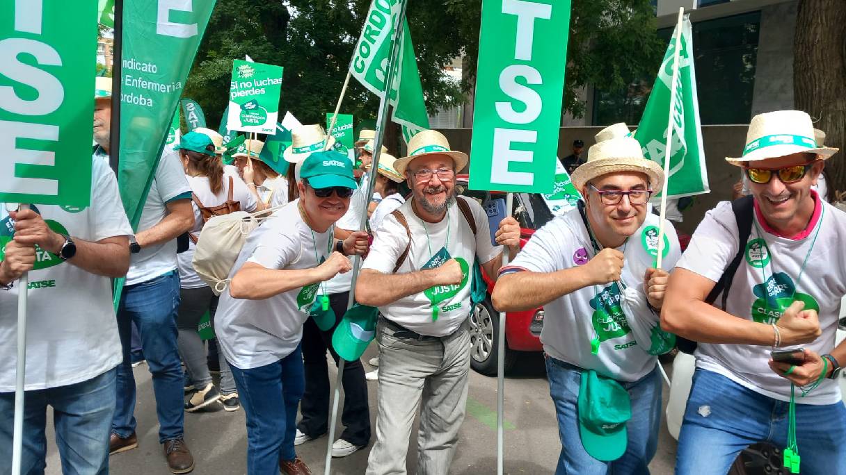 Compañeros de SATSE Córdoba participando en un momento de la concentración. 