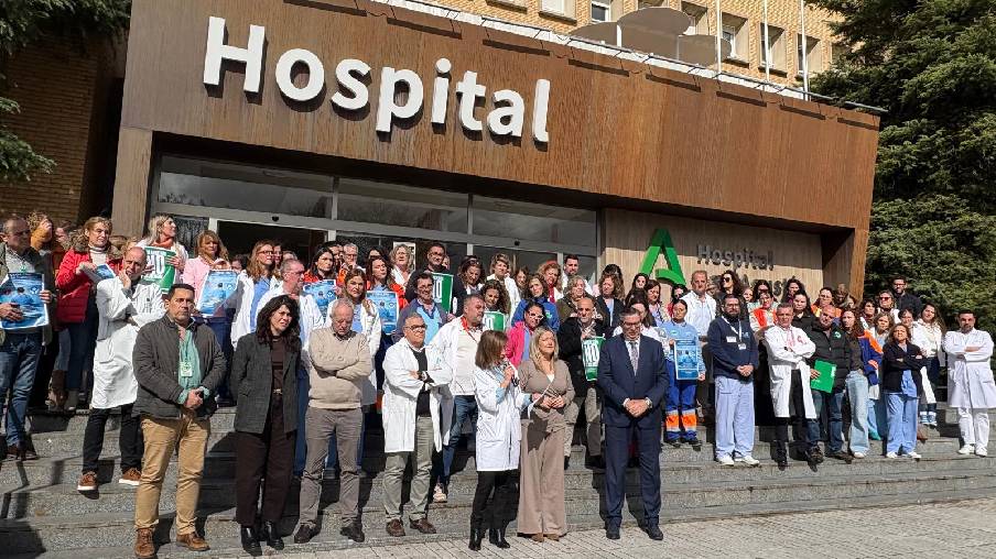 Imagen de la concentración celebrada en el Hospital de Linares.