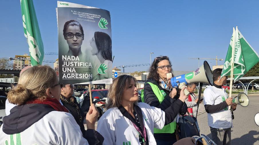 Concentración contra las agresiones a profesionales sanitarios en Sevilla.