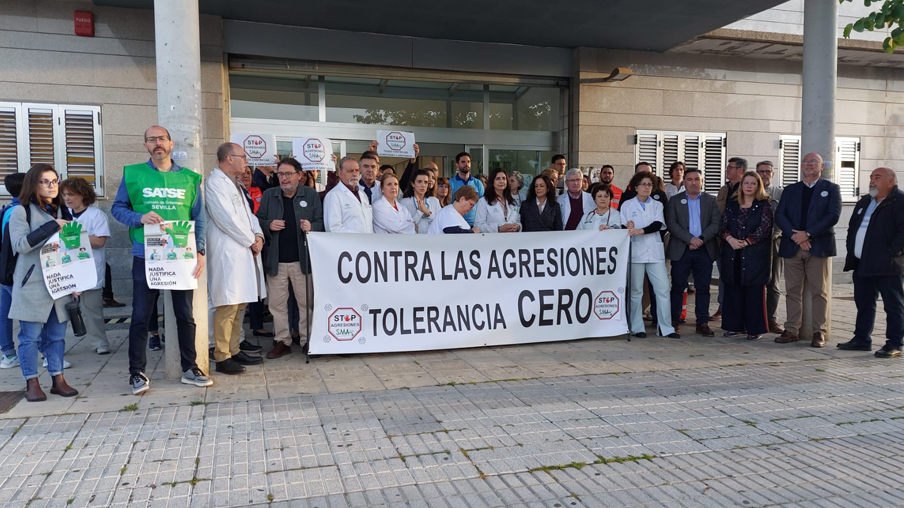 Concentración repulsa agresiones CS El Mirador, San José de la Rinconada