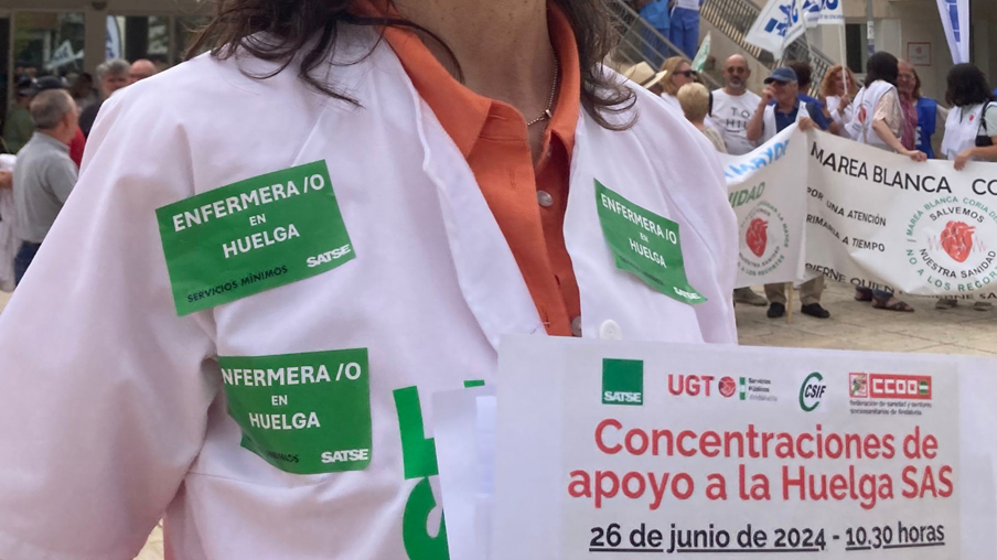 Enfermera en acto de concentración en apoyo a la huelga