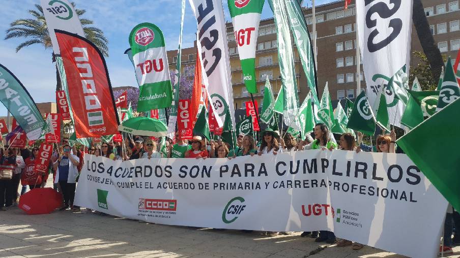Manifestación de los sindicatos para exigir el cumplimiento de los pactos de Atención Primaria y Carrera Profesional, en Sevilla.