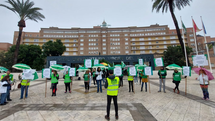 Concentración en la puerta del hospital Virgen del Rocío