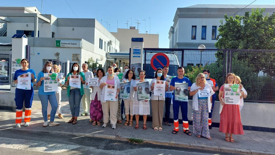Concentración contra agresión en centro salud de Camas, Sevilla