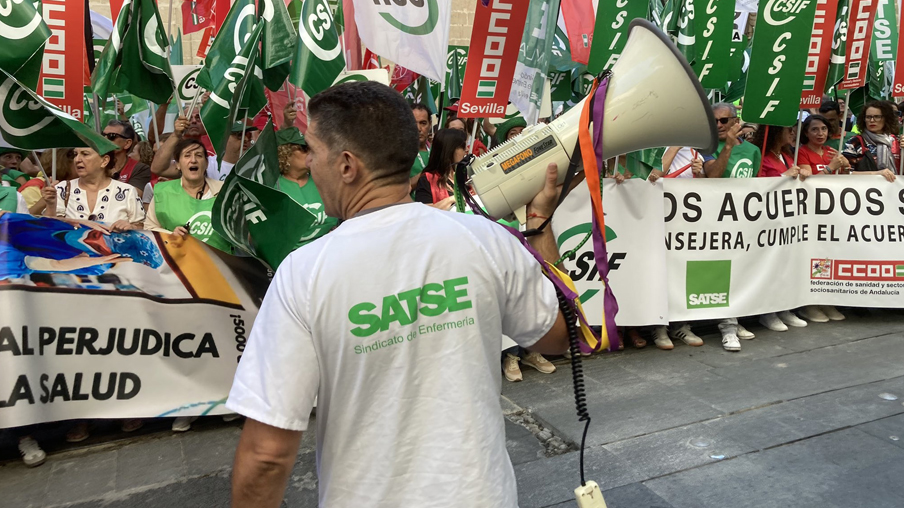 delegado de satse con megáfono en una protesta por los acuerdos