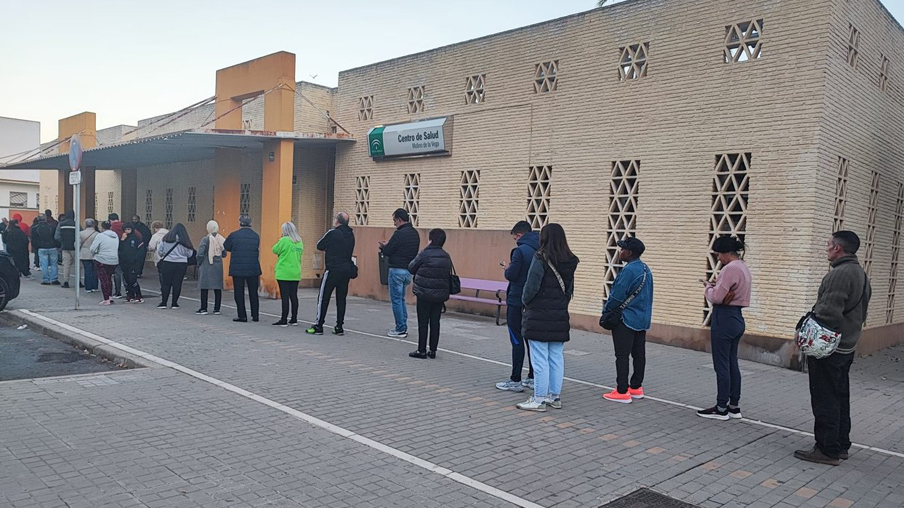 Colas ante un centro de salud de Huelva