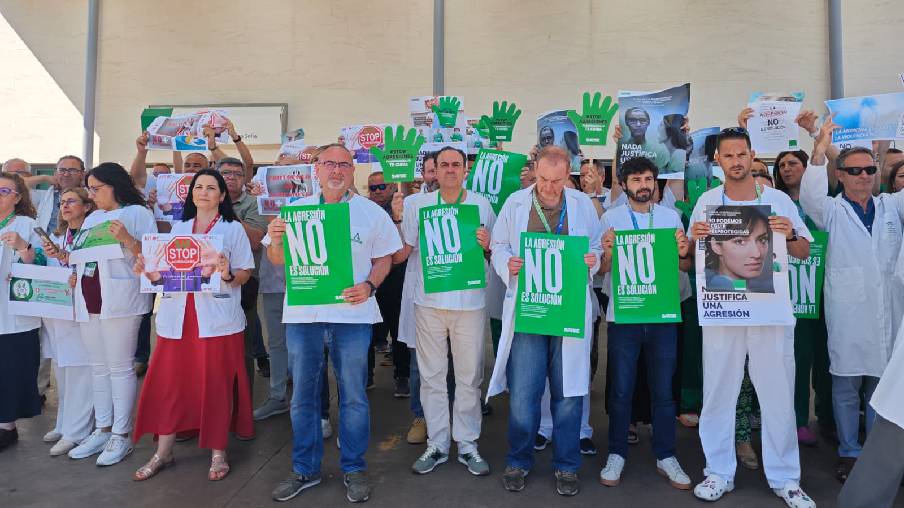 Concentración contra las agresiones en el Hospital Reina Sofía de Córdoba.