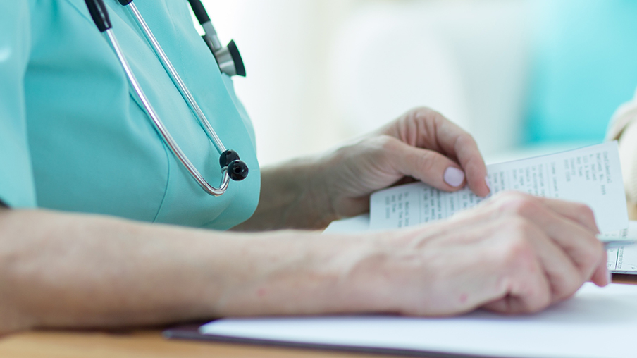 Enfermera revisa papeles