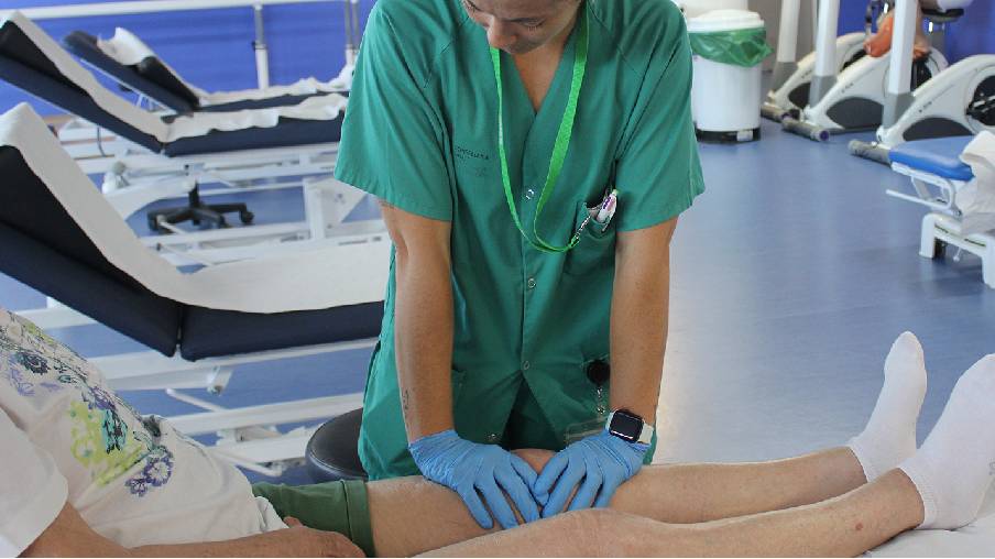 Imagen de archivo de una fisioterapeuta atendiendo a un paciente.