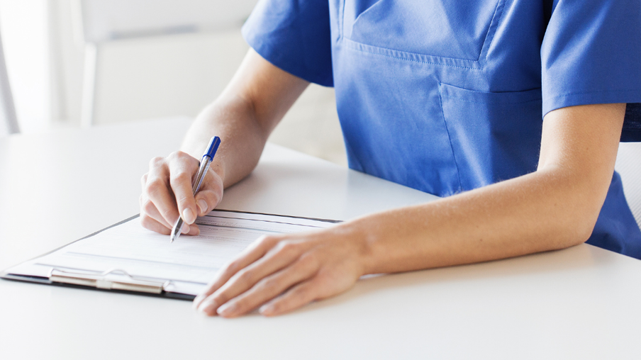 Sanitaria escribiendo