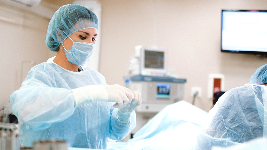 Enfermera trabajando en un quirófano de hospital