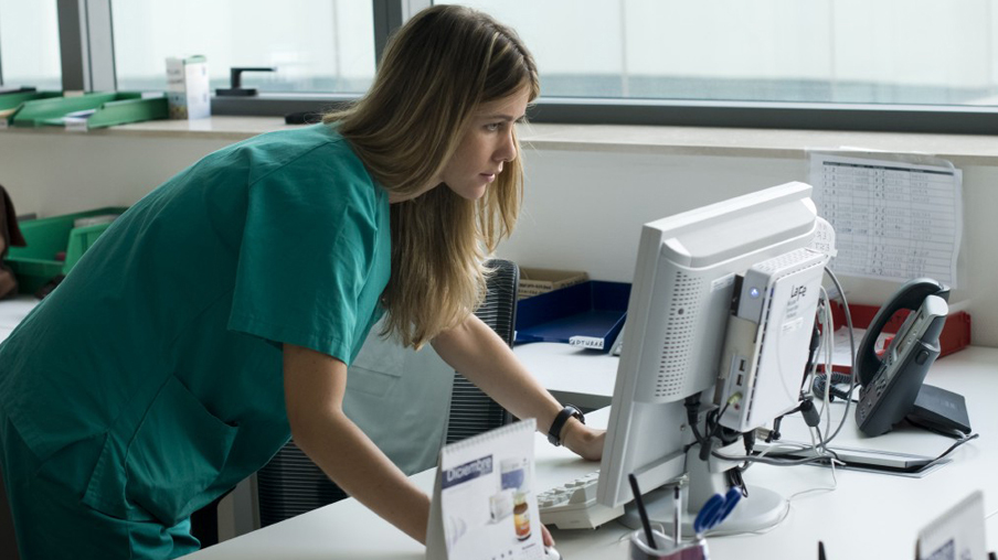 Enfermera consultando su ordenador 