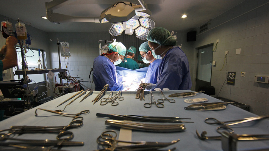 trabajando en intervención quirúrgica