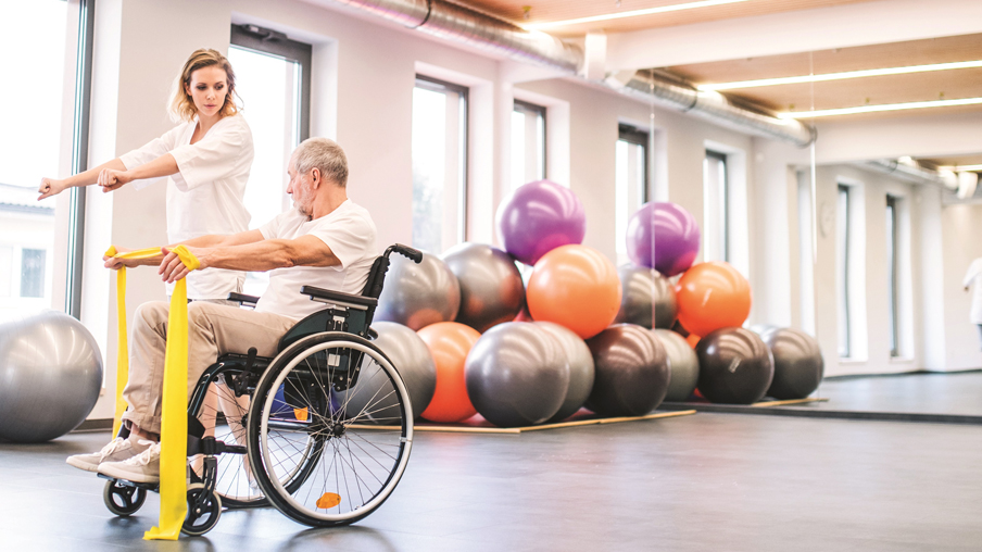 Fisioterapeuta en sesión de rehabilitación