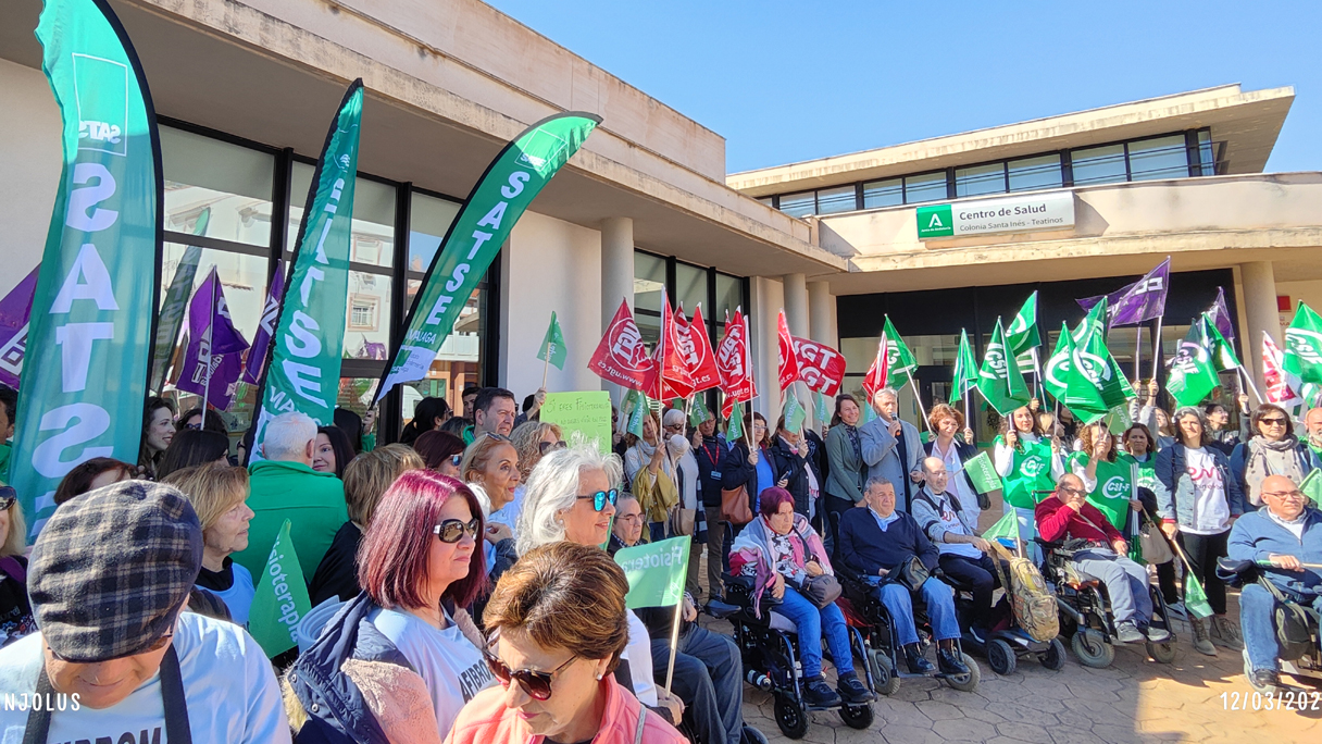 A las puertas de los centros de salud también se celebraron protestas