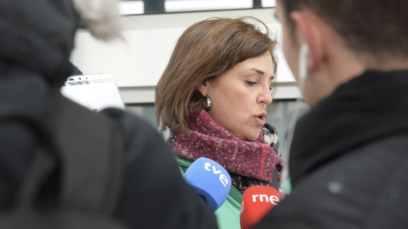 La vicesecretaria de SATSE Soria, Isabel Madrigal, hace declaraciones a los medios de comunicación en la concentración del Hospital Santa Bárbara el 8 de Marzo