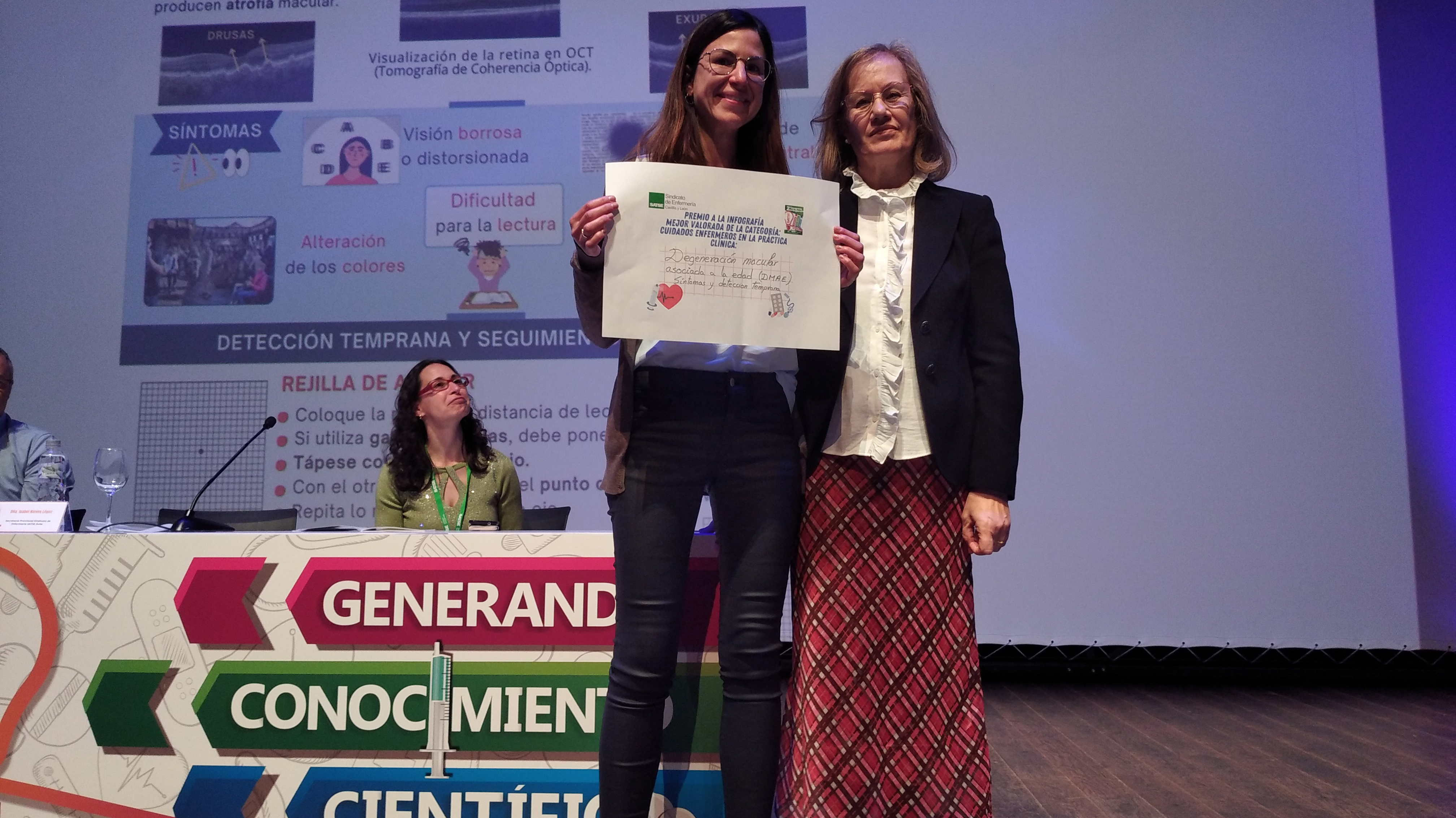 Sonia Núñez Pérez recoge el premio de manos de la directora de Enfermería de Atención Especializada en Ávila, Amparo López Ruiz