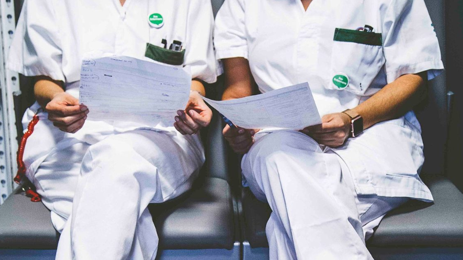 Dos enfermeras en un relevo entre turnos