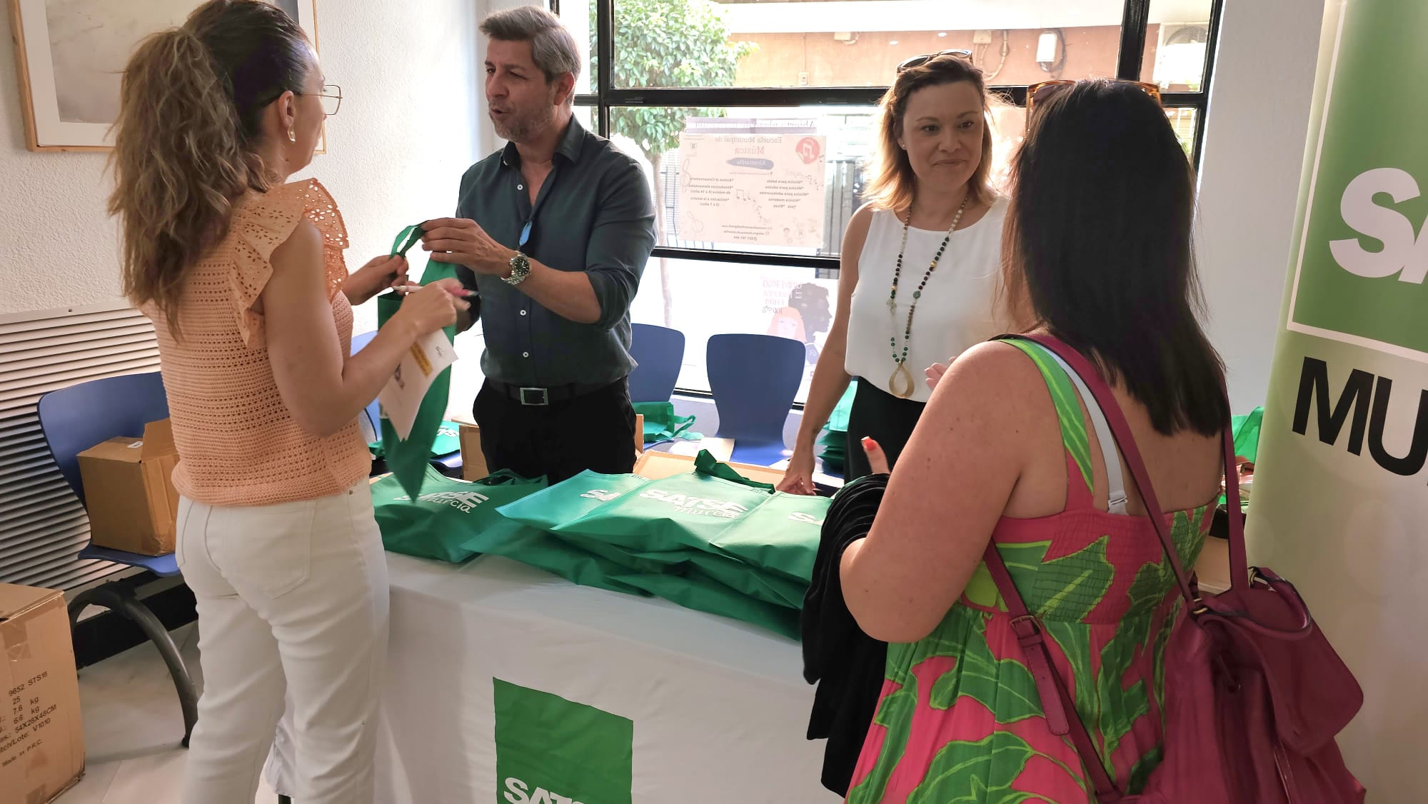 José Miguel Saorín, vicesecretario de SATSE Murcia, junto con la delegada Ana Ruano. repartiendo información y bolsas a asistentes Jornadas.