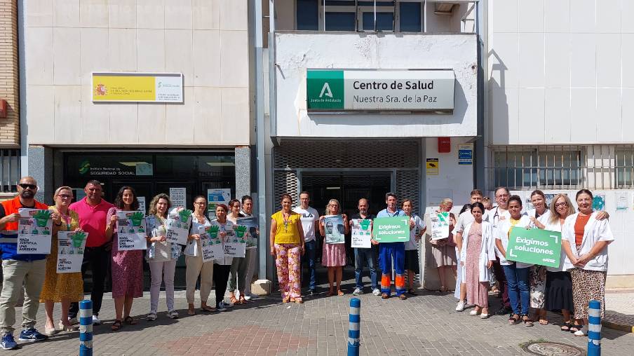 Concentración de SATSE a las puertas del centro de salud Nuestra Señora de la Paz, de San Juan de Aznalfarache.