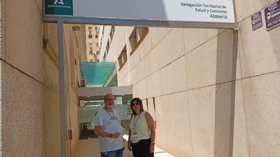 Delegados de SATSE entregando las firmas recogidas.