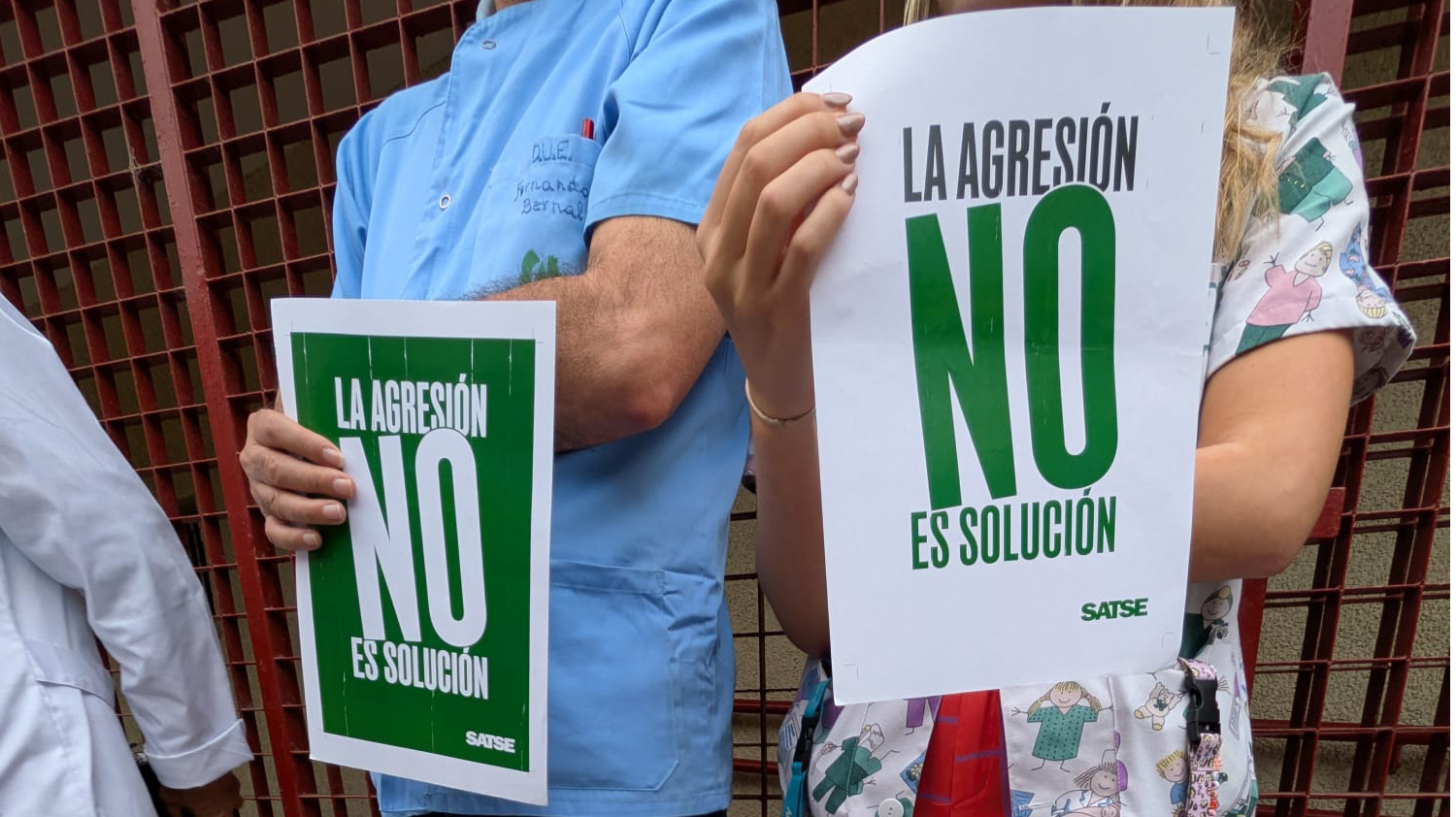La Agresión no es la solución carteles en protesta