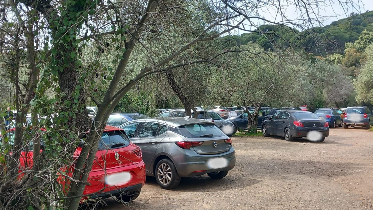 Coches aparcados en el aparcamiento del Hospital Los Morales