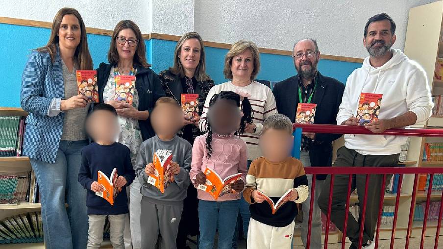 Representantes de SATSE Córdoba durante la entrega de los libros.