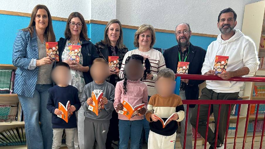 Representantes de SATSE Córdoba durante la entrega de los libros. 