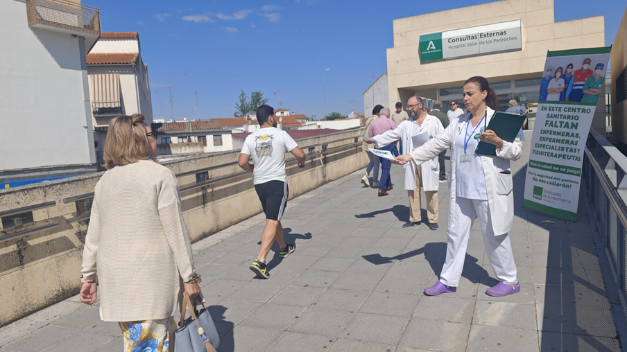 Delegados de SATSE demandando incrementos de la plantilla de profesionales