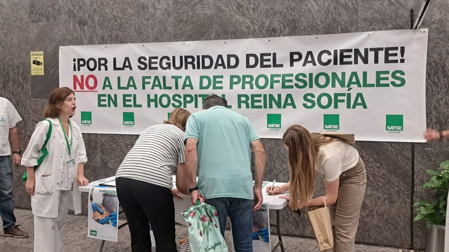 Recogida de firmas por más enfermeras en Reina Sofía