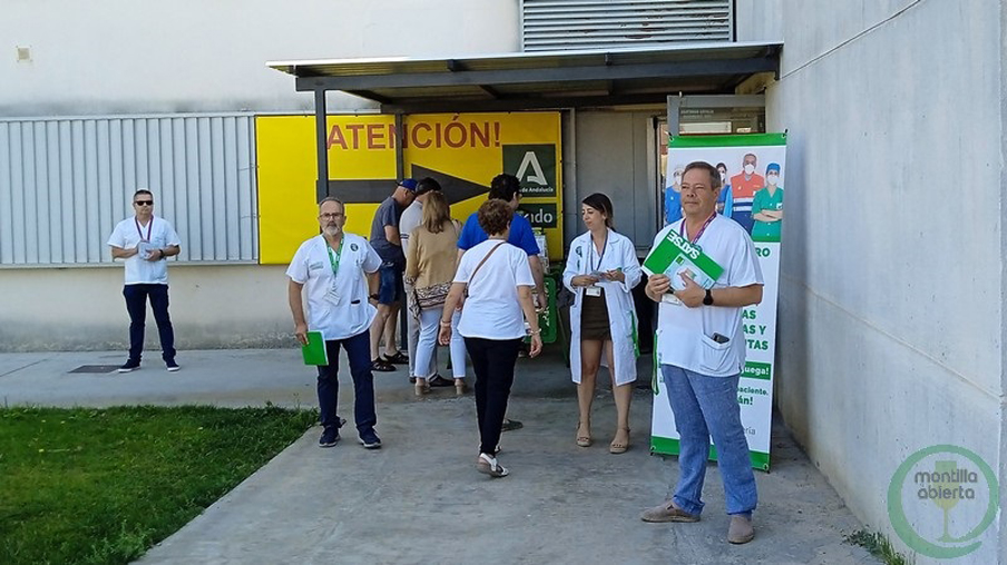 delegados informando a usuarios de la situación